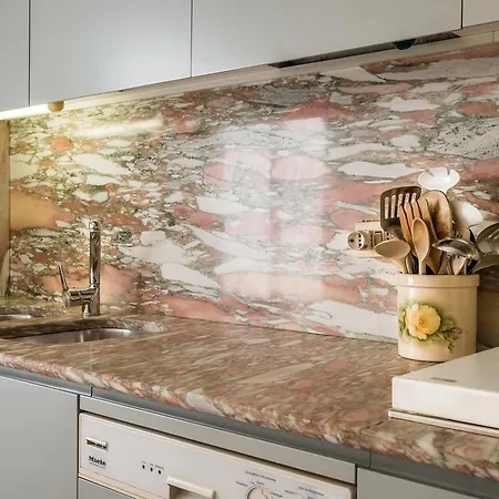 Luxury Designer Penthouse - Elika דירה קומו