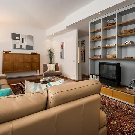 Luxury Designer Penthouse - Elika דירה קומו